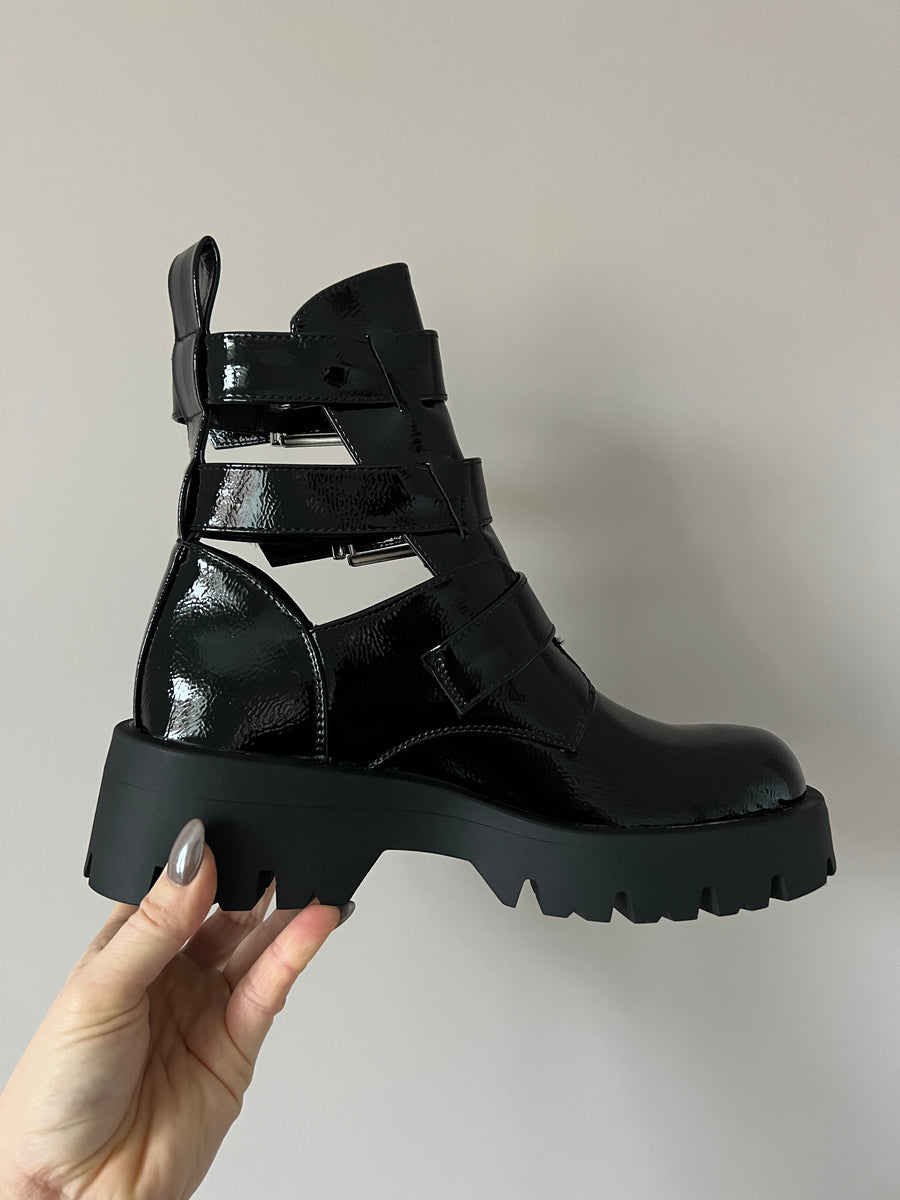 LES BOOTS NOIRES VERNIS