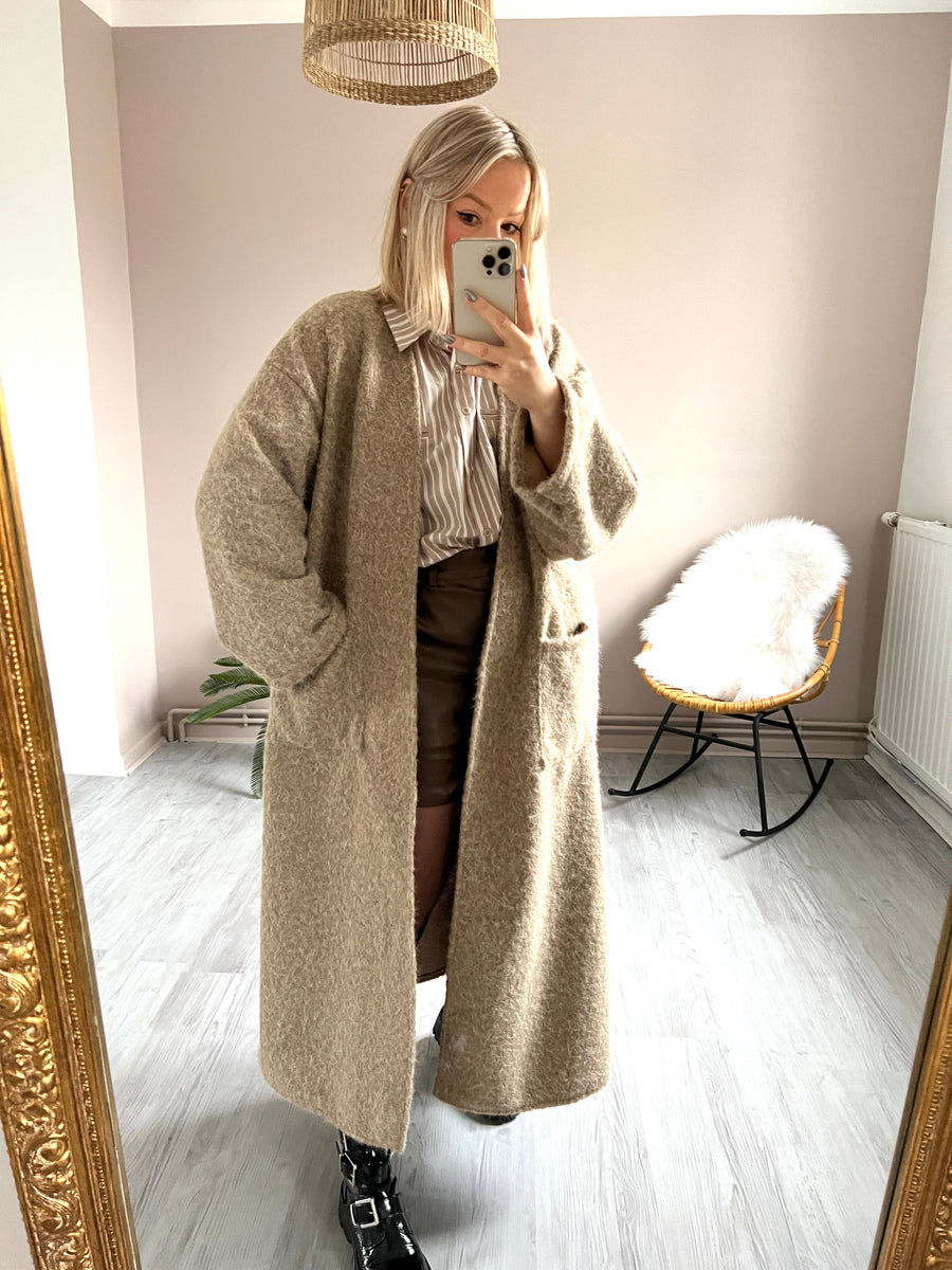 LE MANTEAU LONG ET OVERSIZE BEIGE