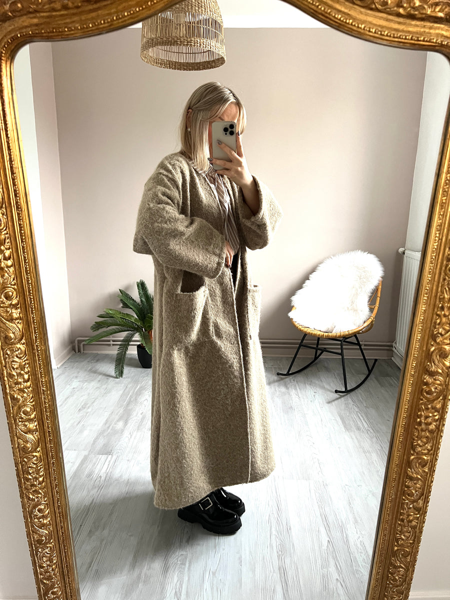 LE MANTEAU LONG ET OVERSIZE BEIGE