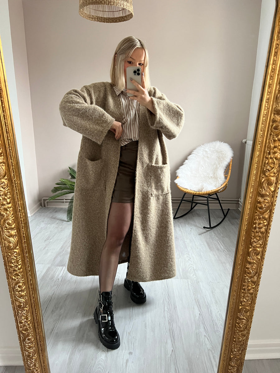 LE MANTEAU LONG ET OVERSIZE BEIGE