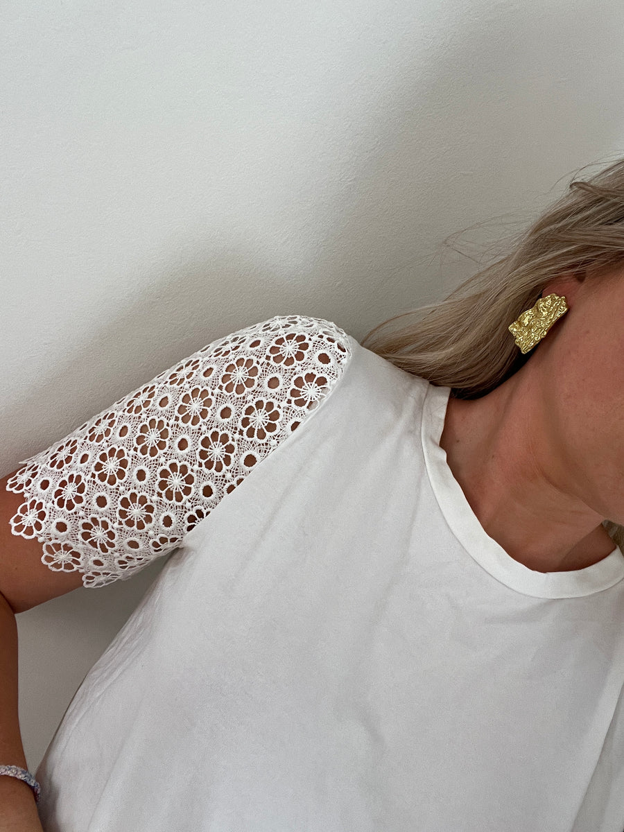 LES BOUCLES D'OREILLE FEUILLE D'OR