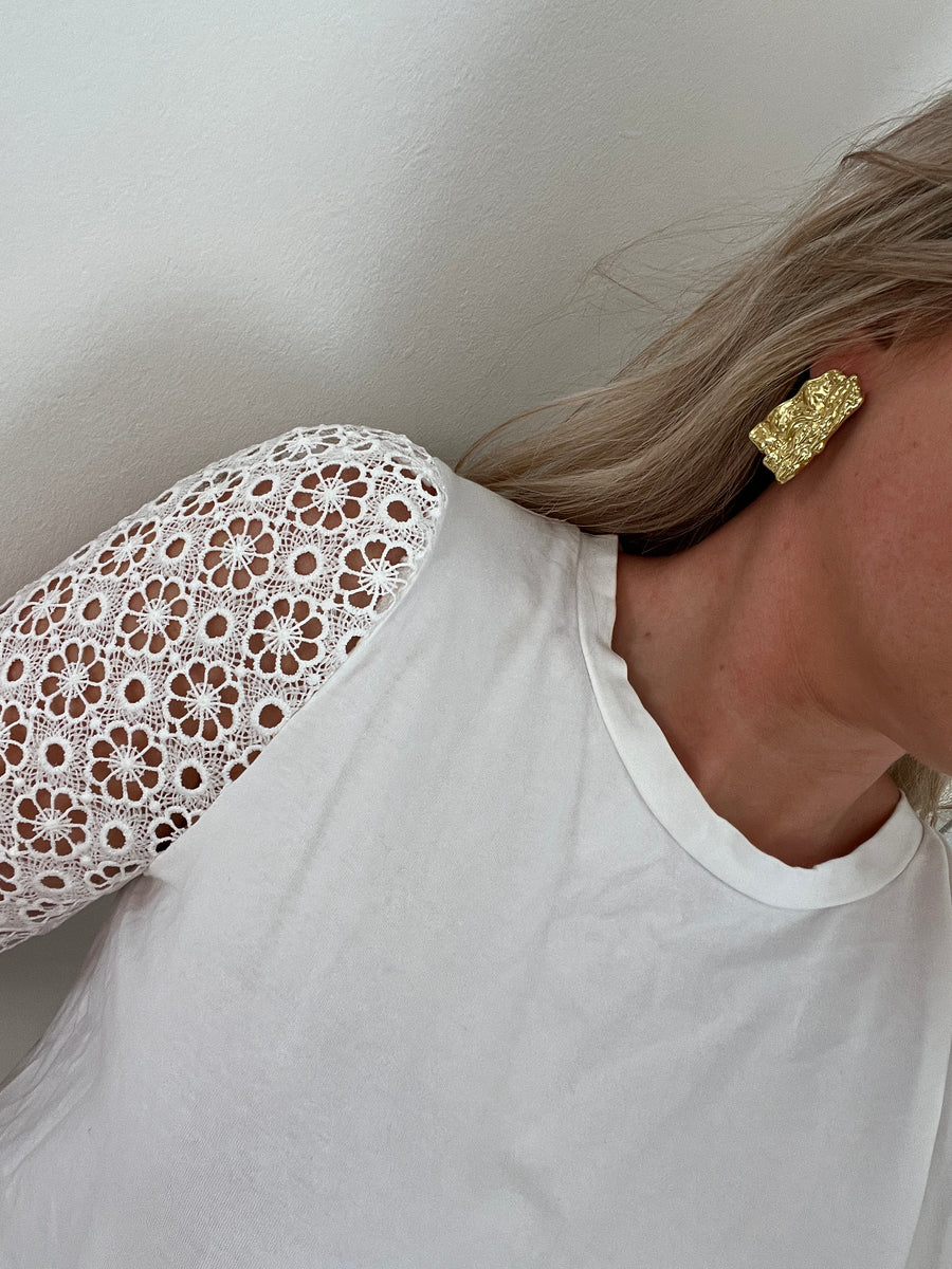 LES BOUCLES D'OREILLE FEUILLE D'OR