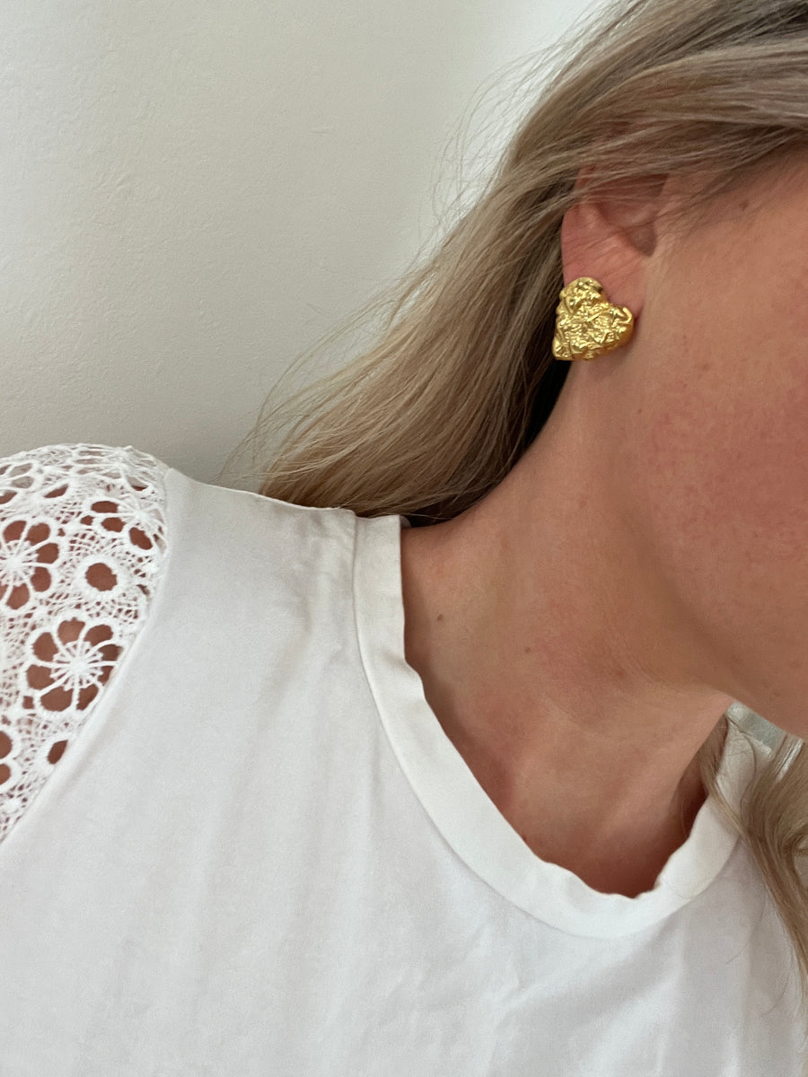 LES BOUCLES D'OREILLE COEUR DORÉ