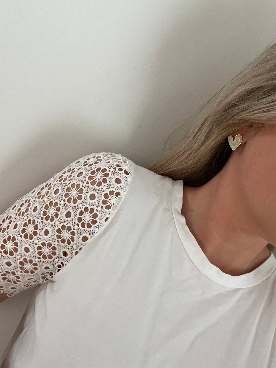 LES BOUCLES D'OREILLE PETIT COEUR NACRÉ