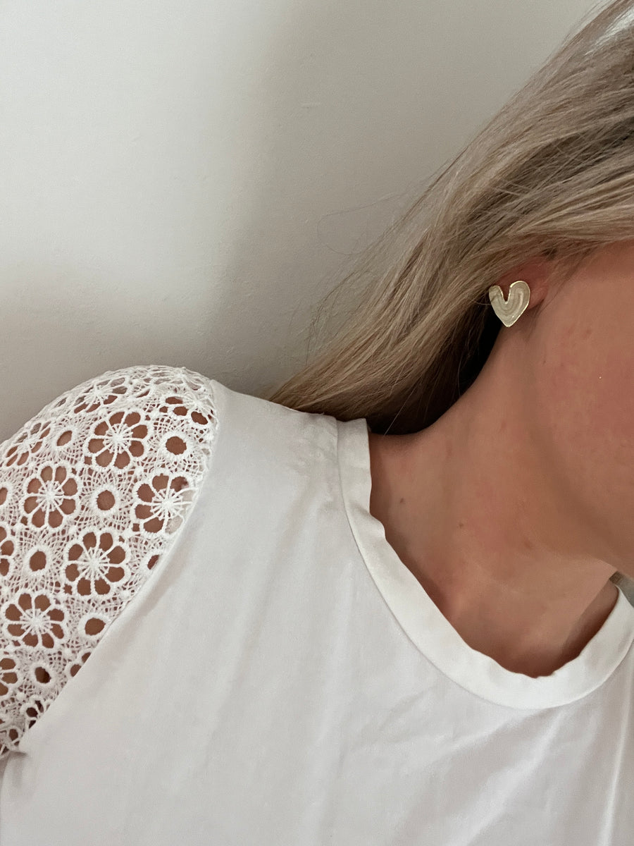 LES BOUCLES D'OREILLE PETIT COEUR NACRÉ
