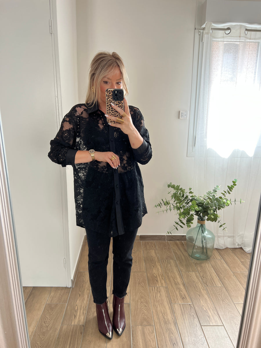 LA CHEMISE EN DENTELLE NOIRE