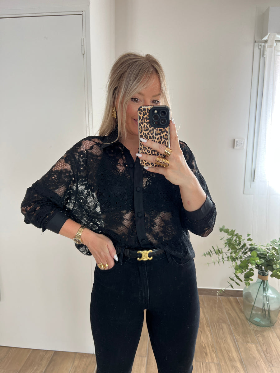 LA CHEMISE EN DENTELLE NOIRE