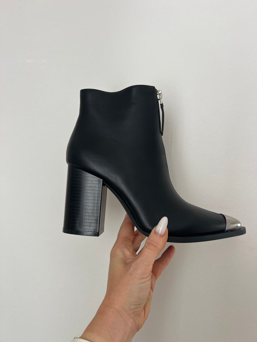 LES BOOTS NOIRES