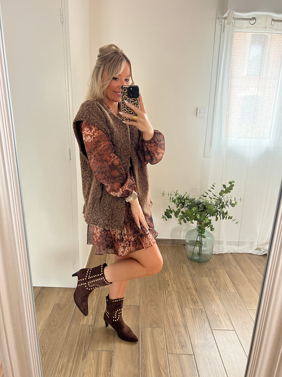 LES BOOTS MARRONS CLOUS DORÉS
