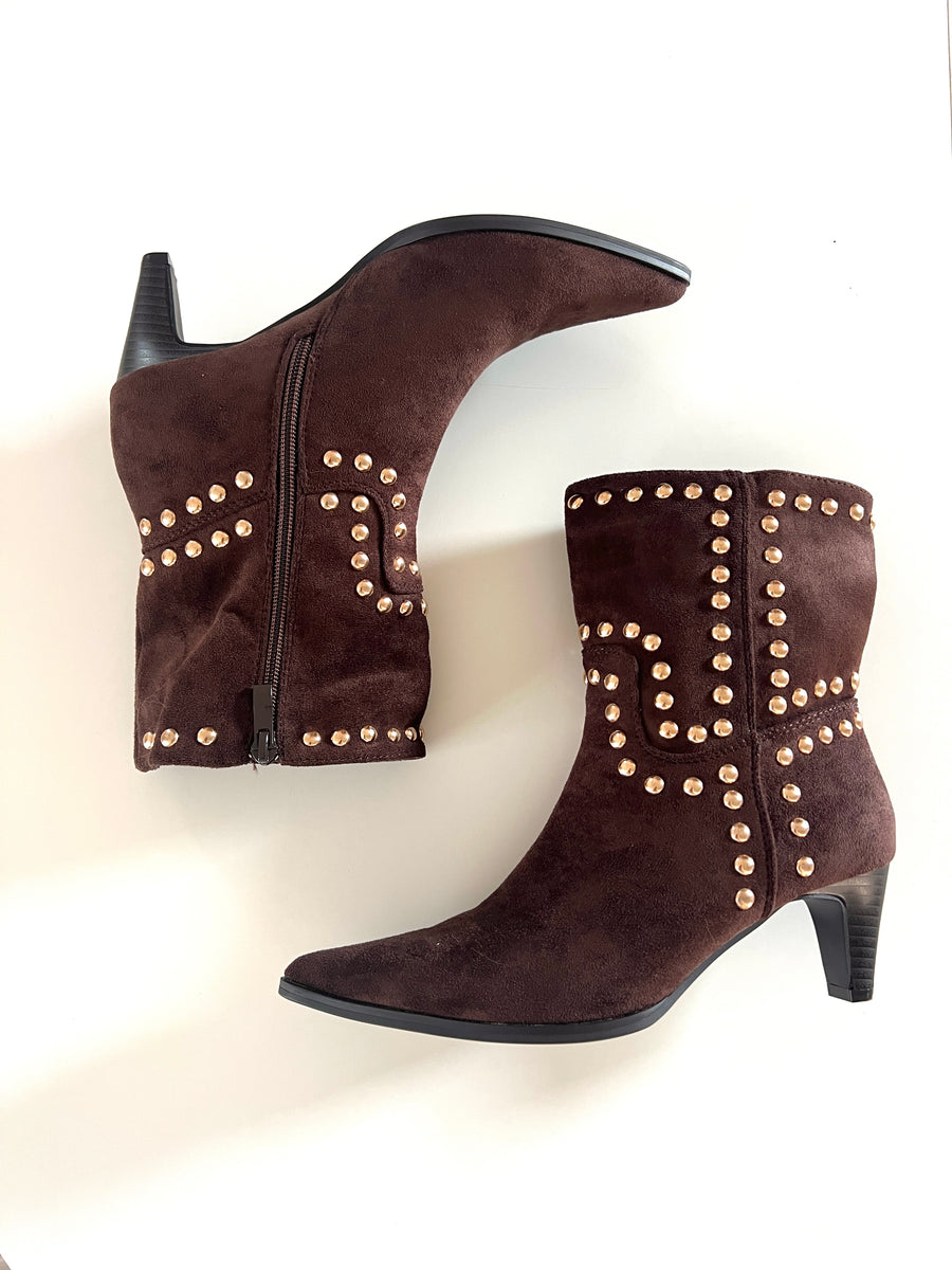 LES BOOTS MARRONS CLOUS DORÉS