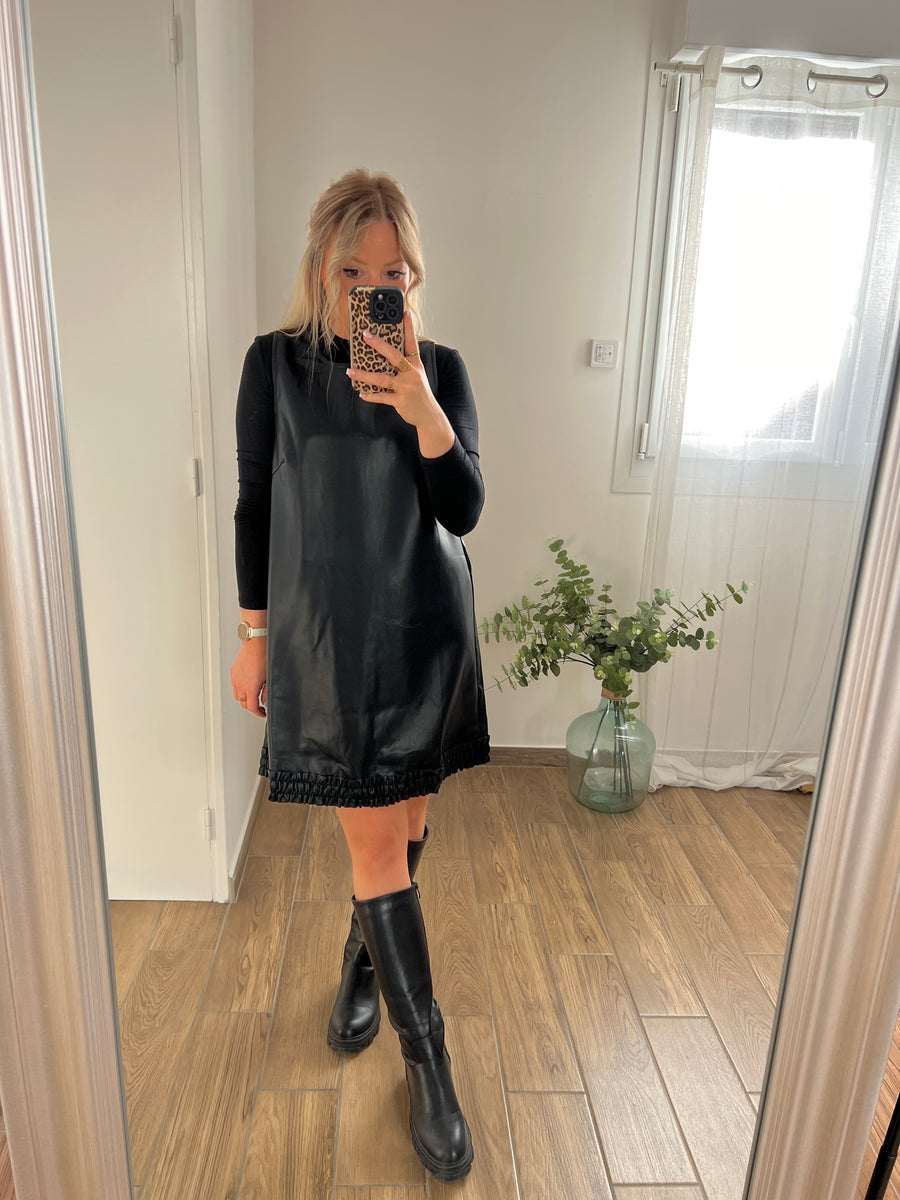 LA ROBE TRAPEZE EN SIMILI NOIR
