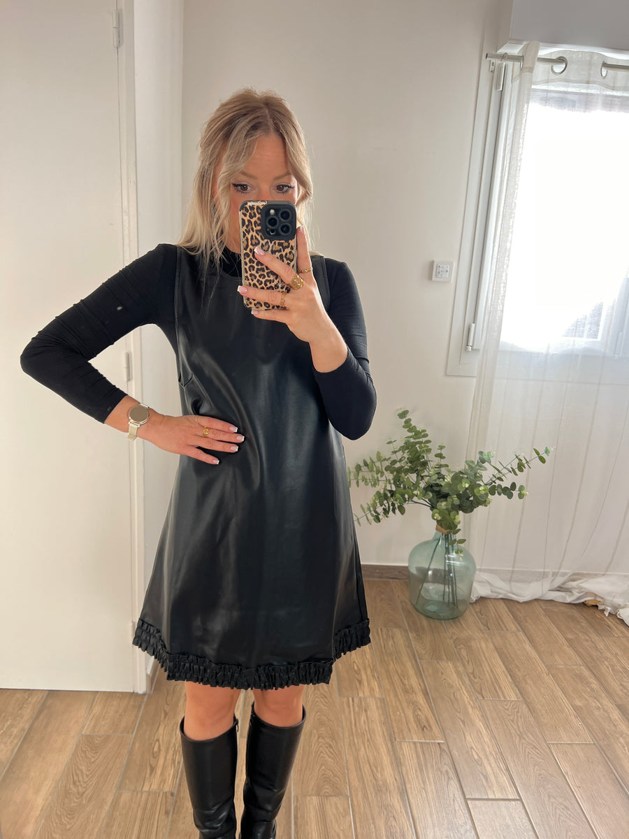 LA ROBE TRAPEZE EN SIMILI NOIR
