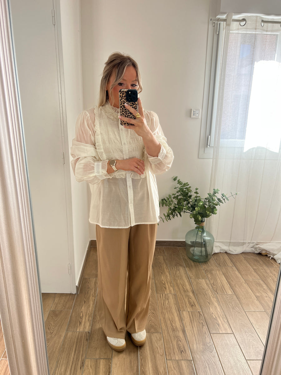 LA BLOUSE ÉCRU ÉLÉGANTE