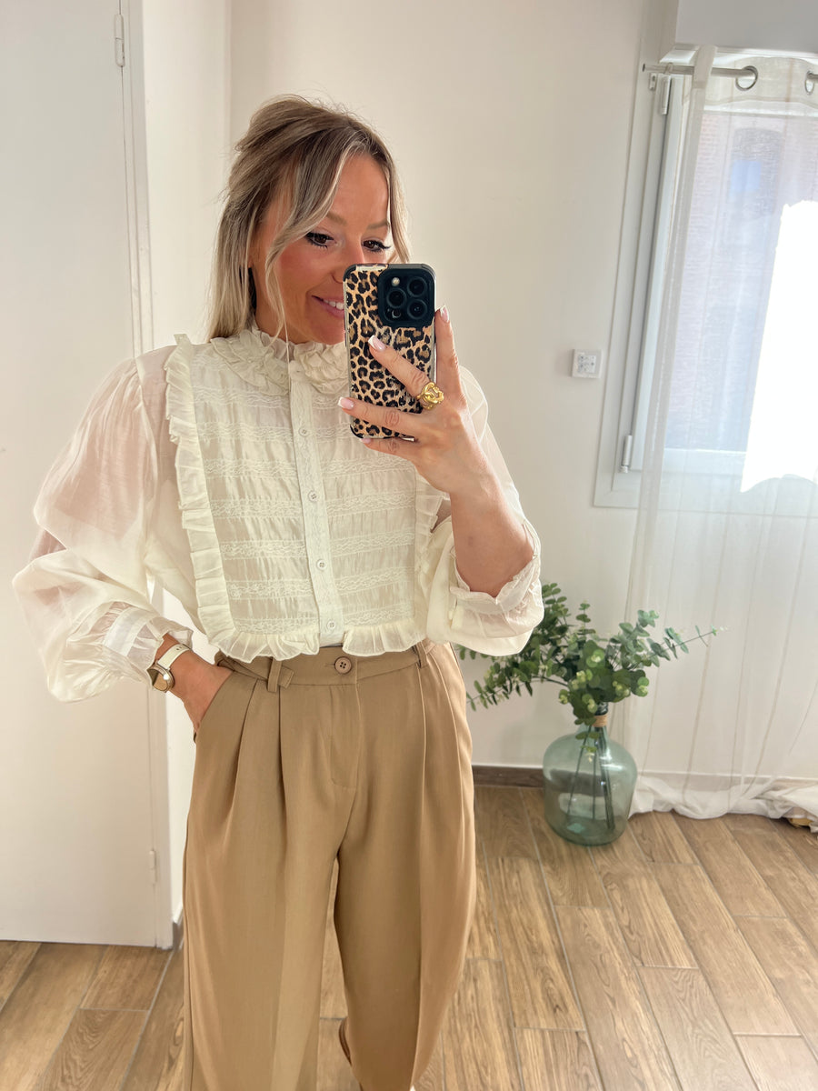 LA BLOUSE ÉCRU ÉLÉGANTE