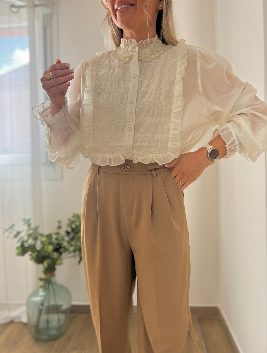 LA BLOUSE ÉCRU ÉLÉGANTE