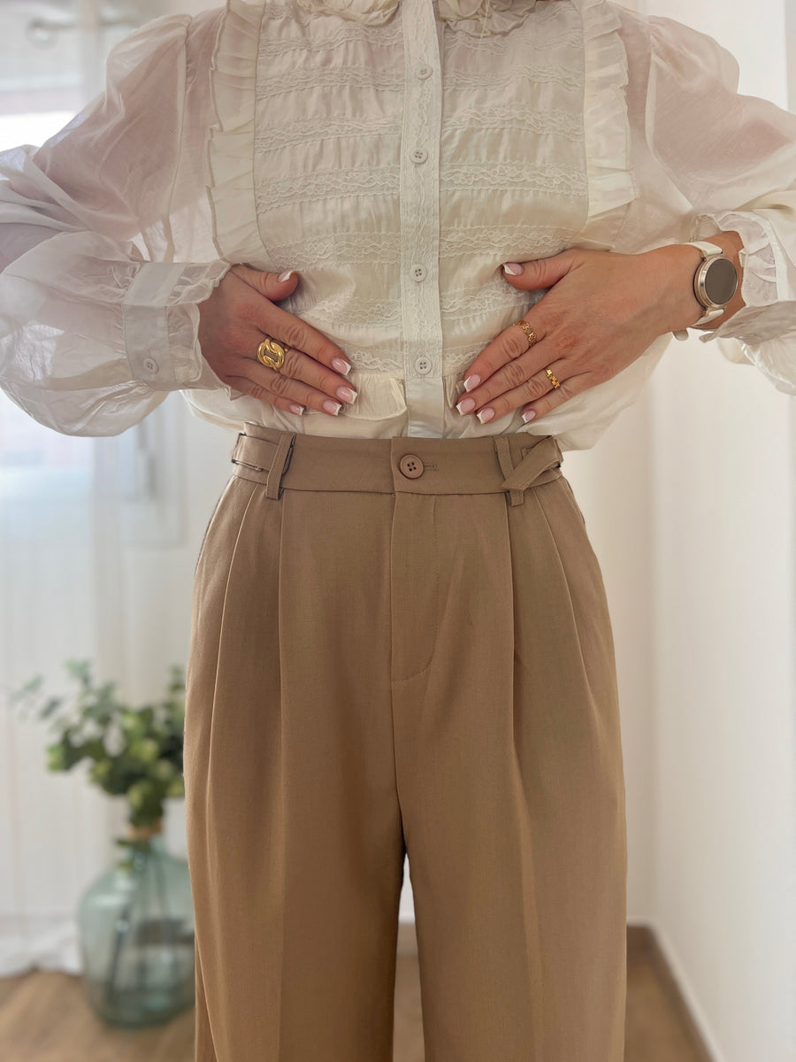 LE PANTALON À PINCES BASIQUE CAMEL