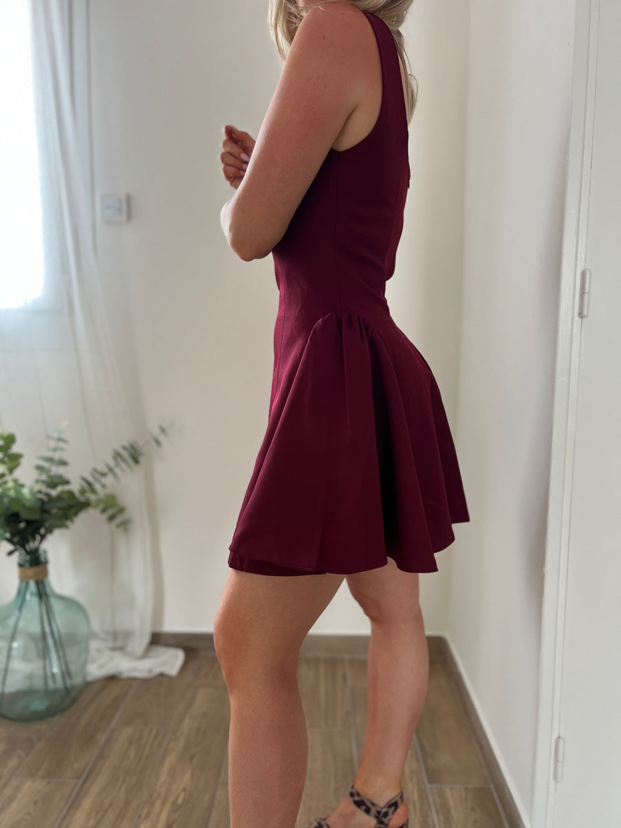 LA ROBE BORDEAUX ÉLÉGANTE